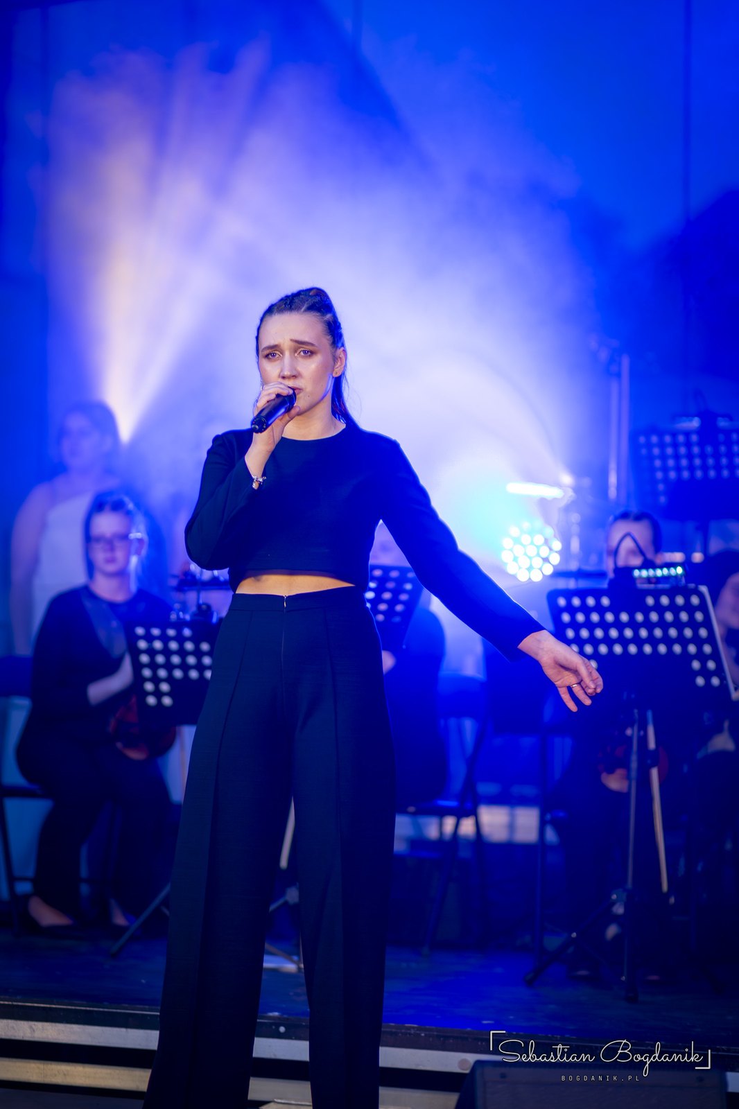 Solistka w niebieskim świetle, 20:56.