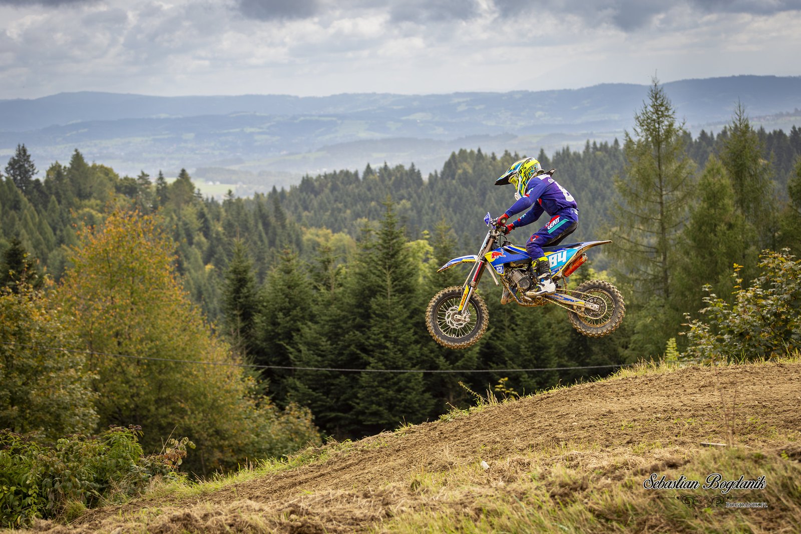 MX65: skok nad lasem, 12:29.