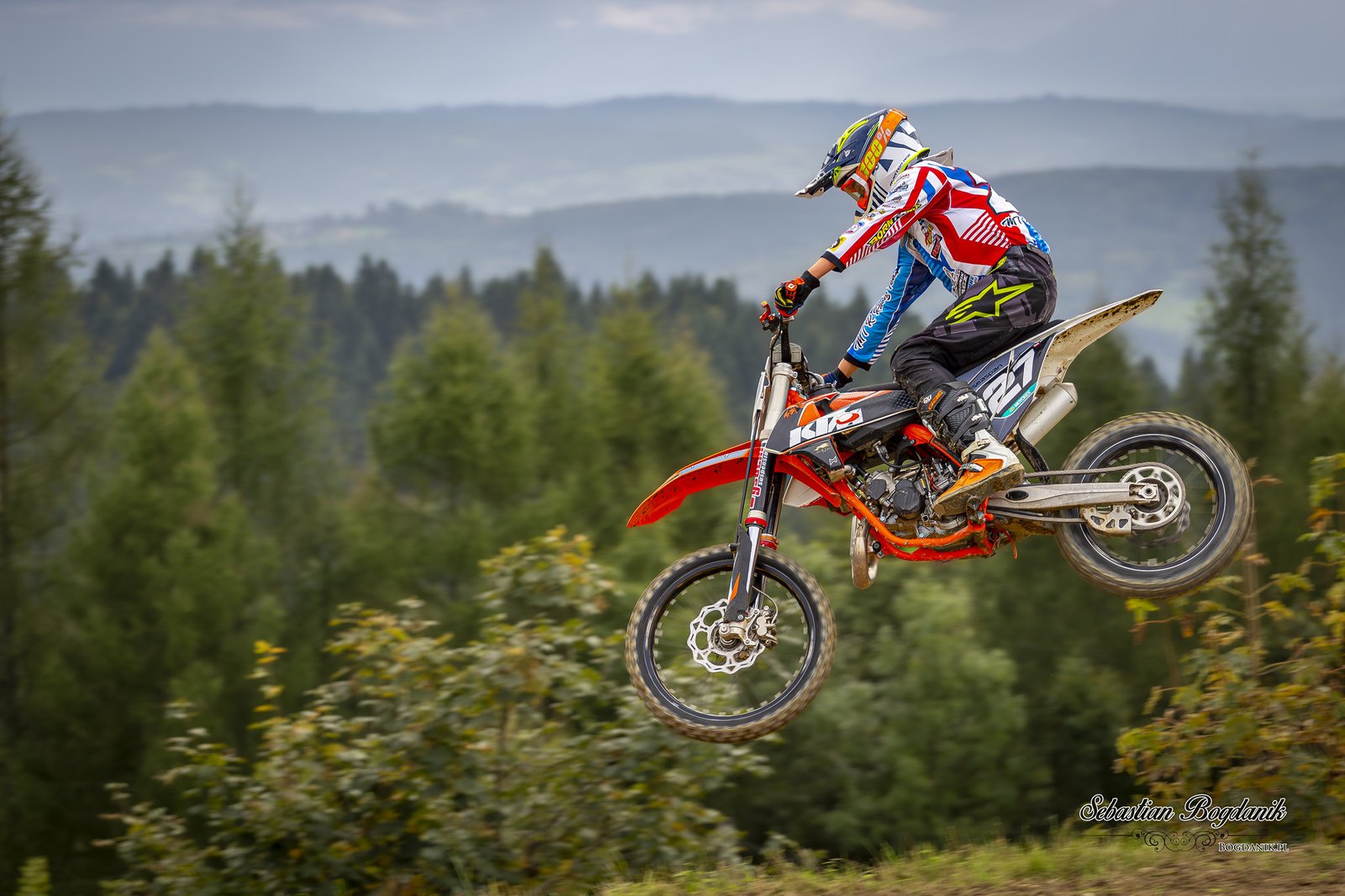 MX85: lot na tle beskidzkich pasm, 12:49.