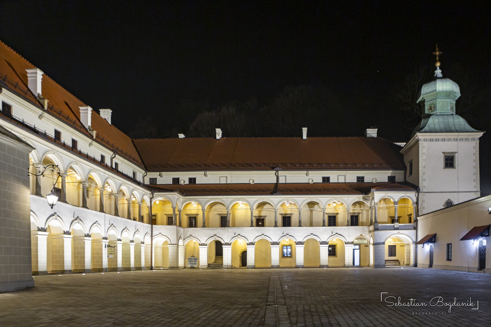 Zamek w Suchej Beskidzkiej nocą, 16 marca.