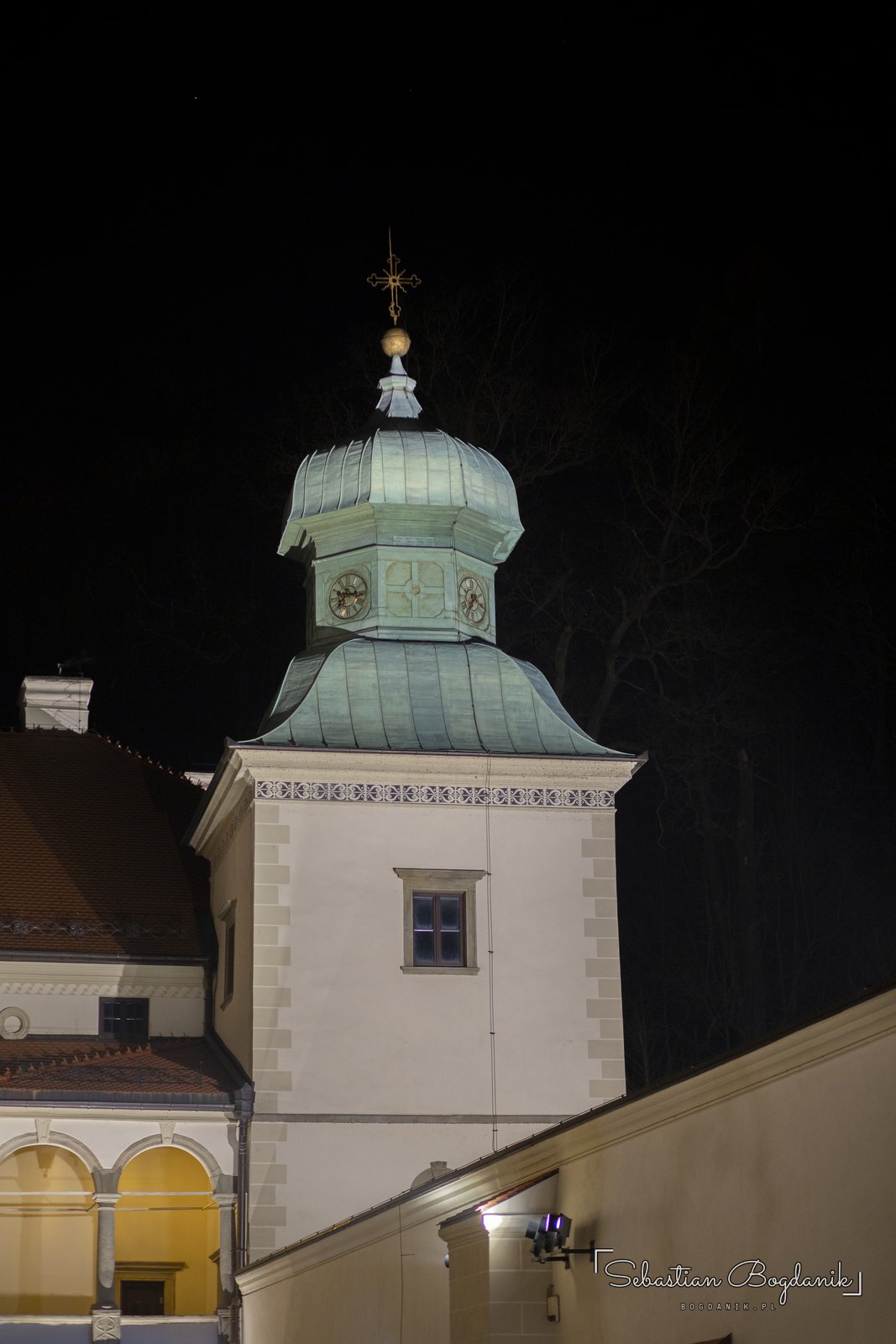 Wieża zamkowa w świetle latarni.