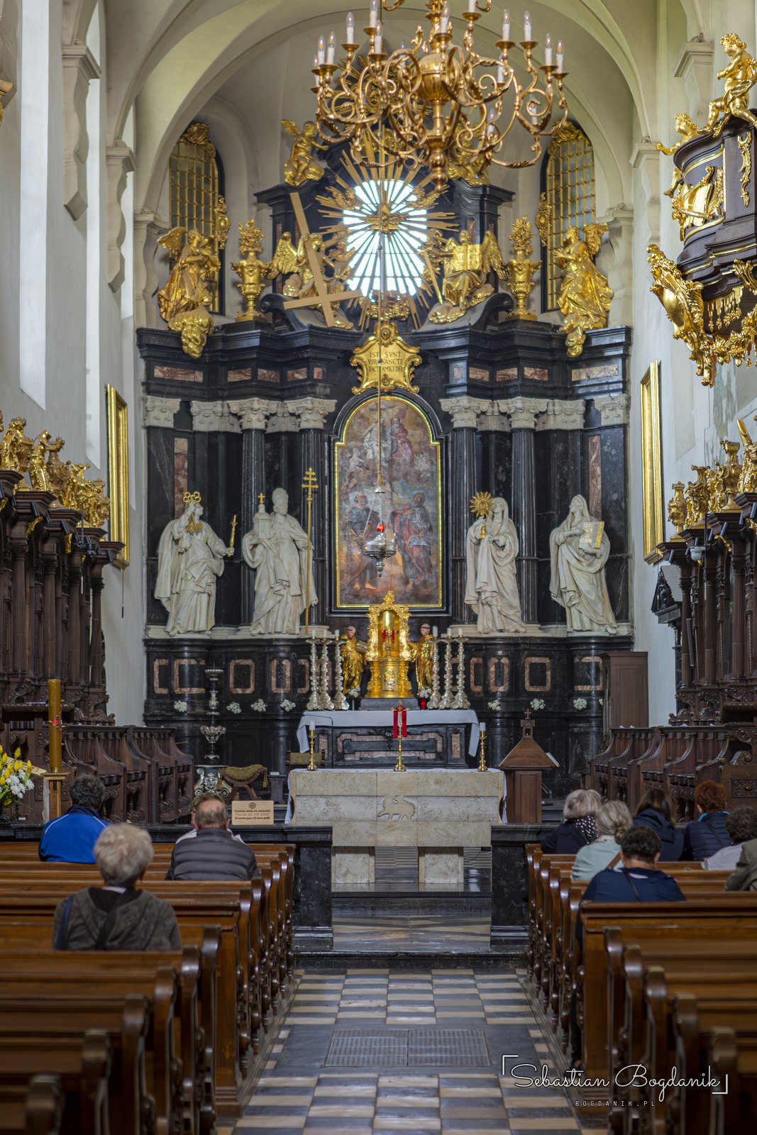 Ołtarz w kościele w Tyńcu.