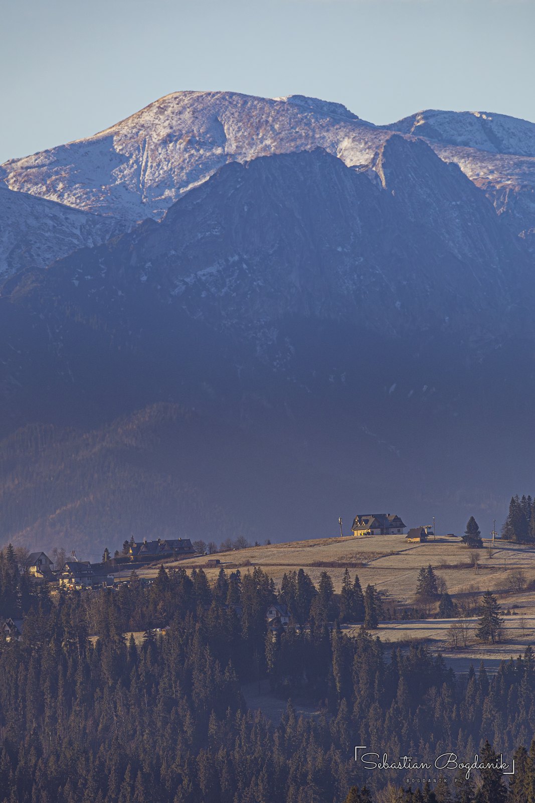Tatry w porannym świetle, pod nimi spiskie zabudowania.