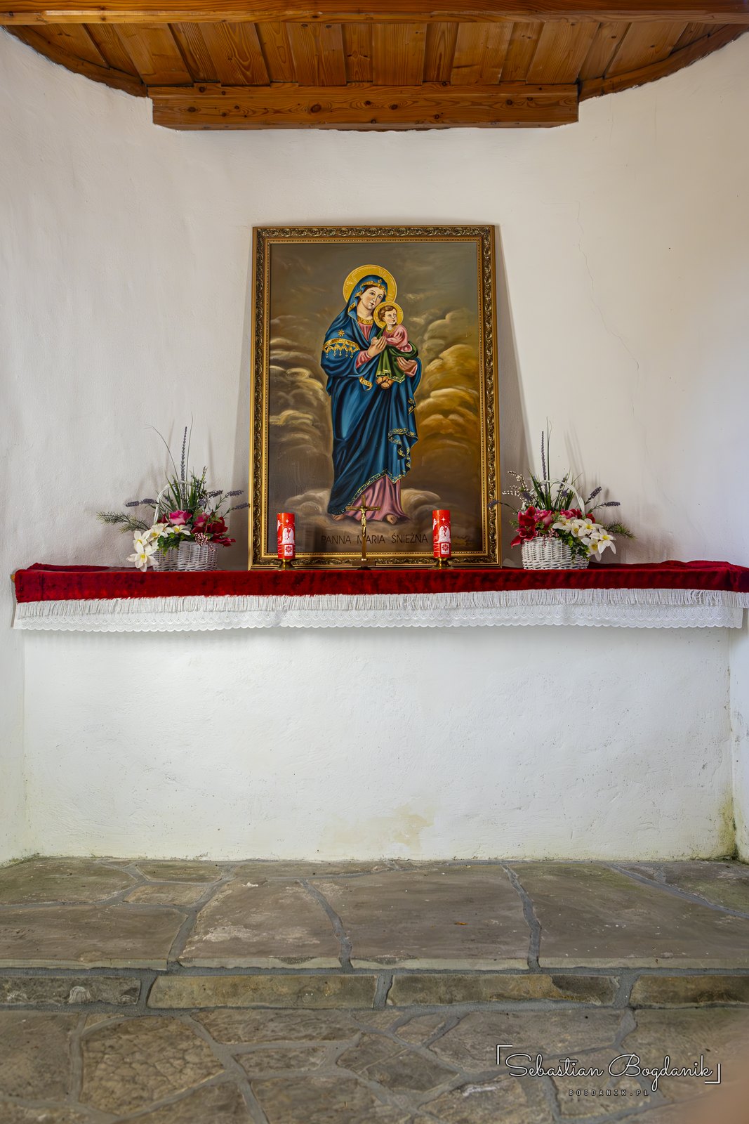 Wnętrze kaplicy: Maryja z Dzieciątkiem na tle obłoków.