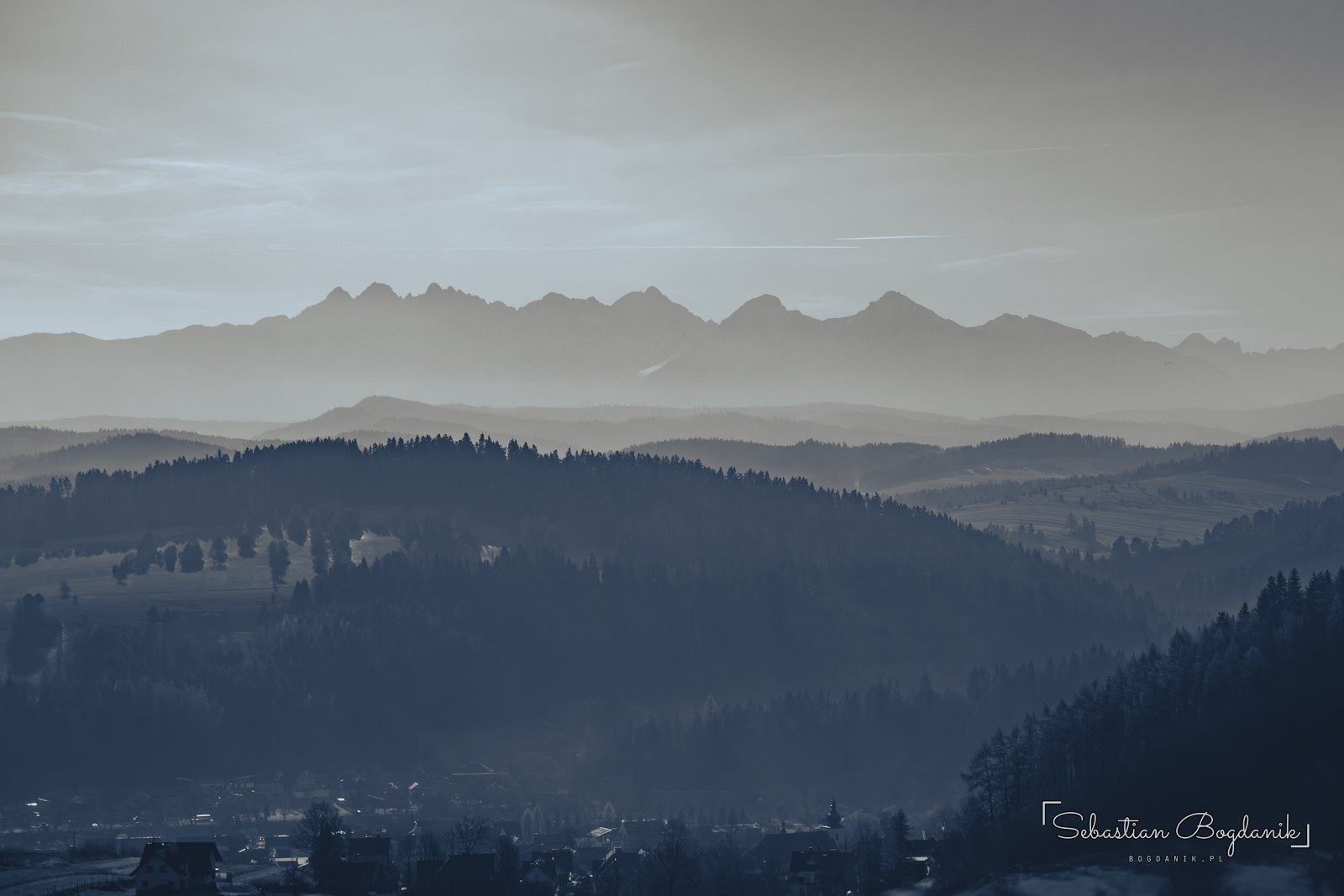 Ze Sromowców Wyżnych Tatry wyglądają zza grzbietów jak dekoracja w teatrze.