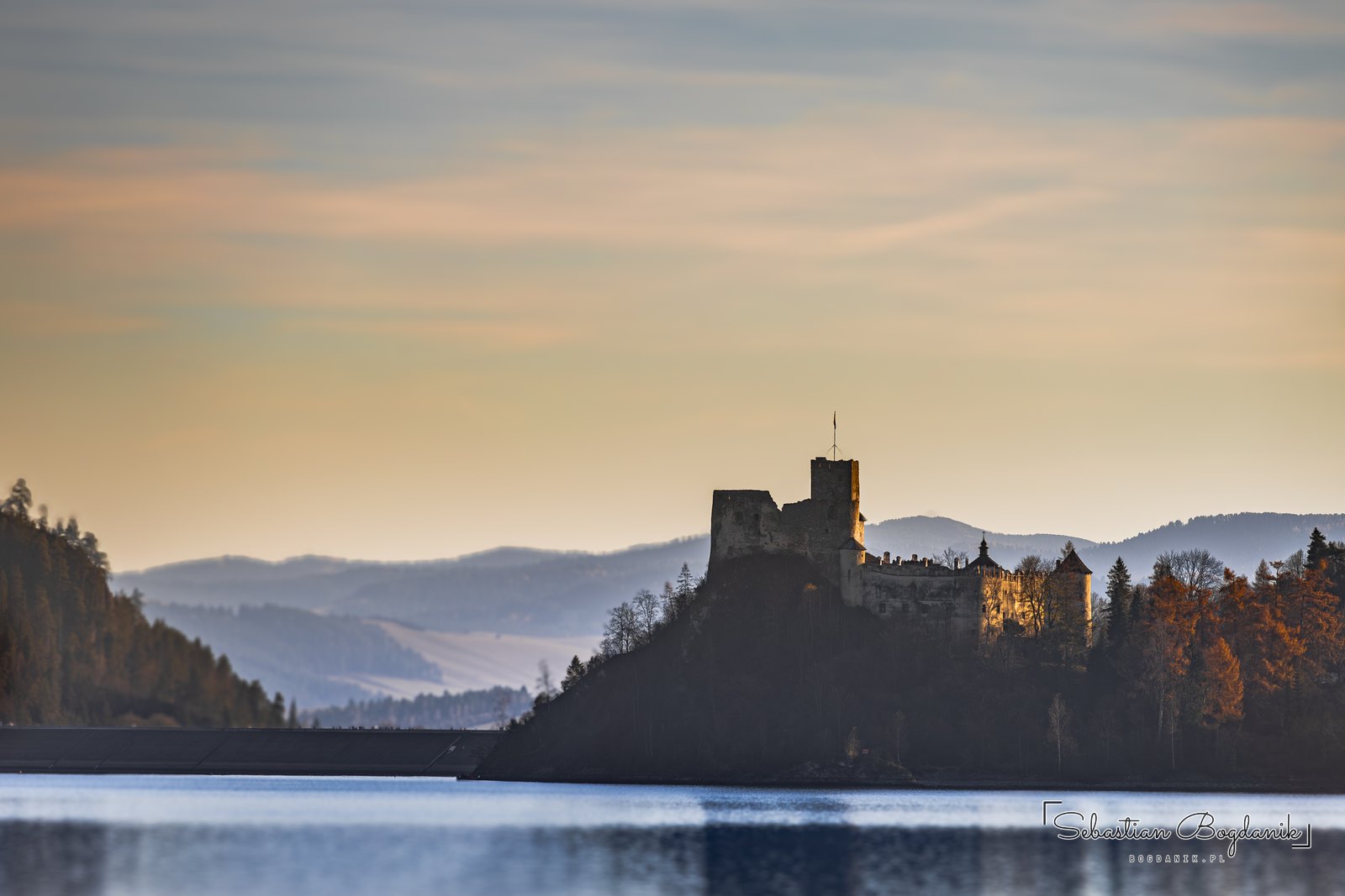 Zamek Dunajec w Niedzicy na drugim brzegu Jeziora Czorsztyńskiego.
