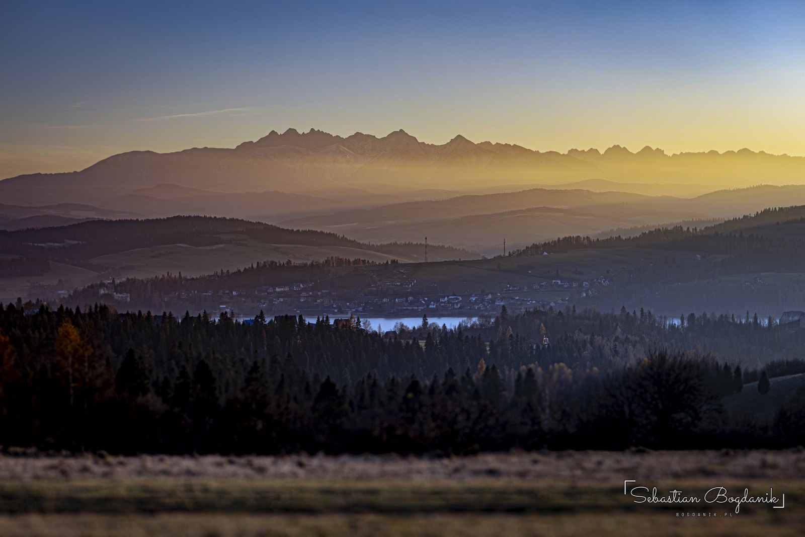 Grzbiety warstwami, a na samym końcu Tatry.