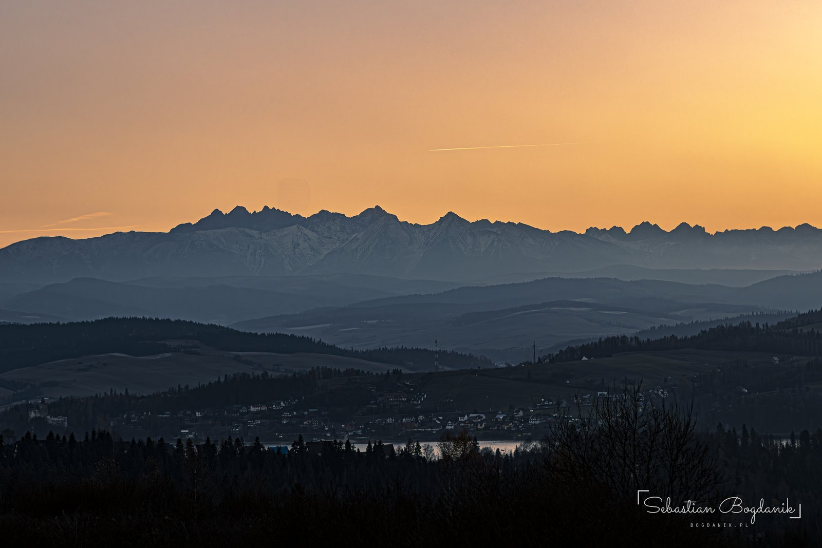 Ostatnia zorza nad Tatrami. Koniec jesiennej niedzieli.