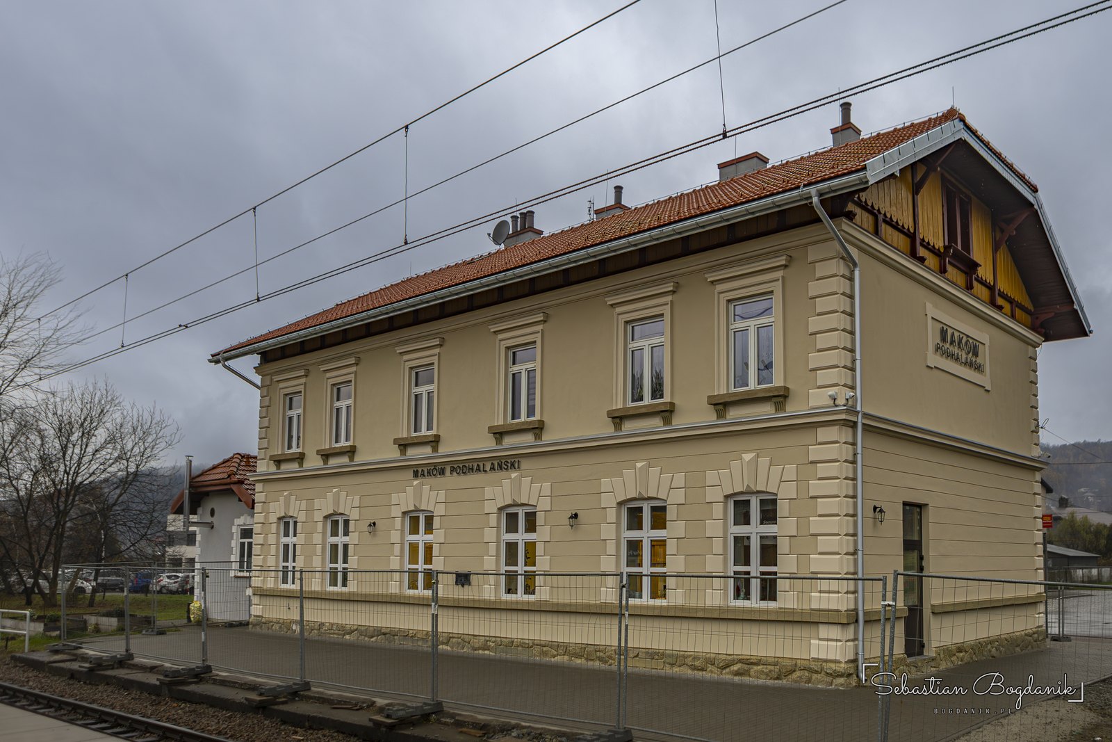 Dworzec kolejowy w Makowie Podhalańskim. Stację otwarto w 1884 roku na linii z Suchej Beskidzkiej do Chabówki.
