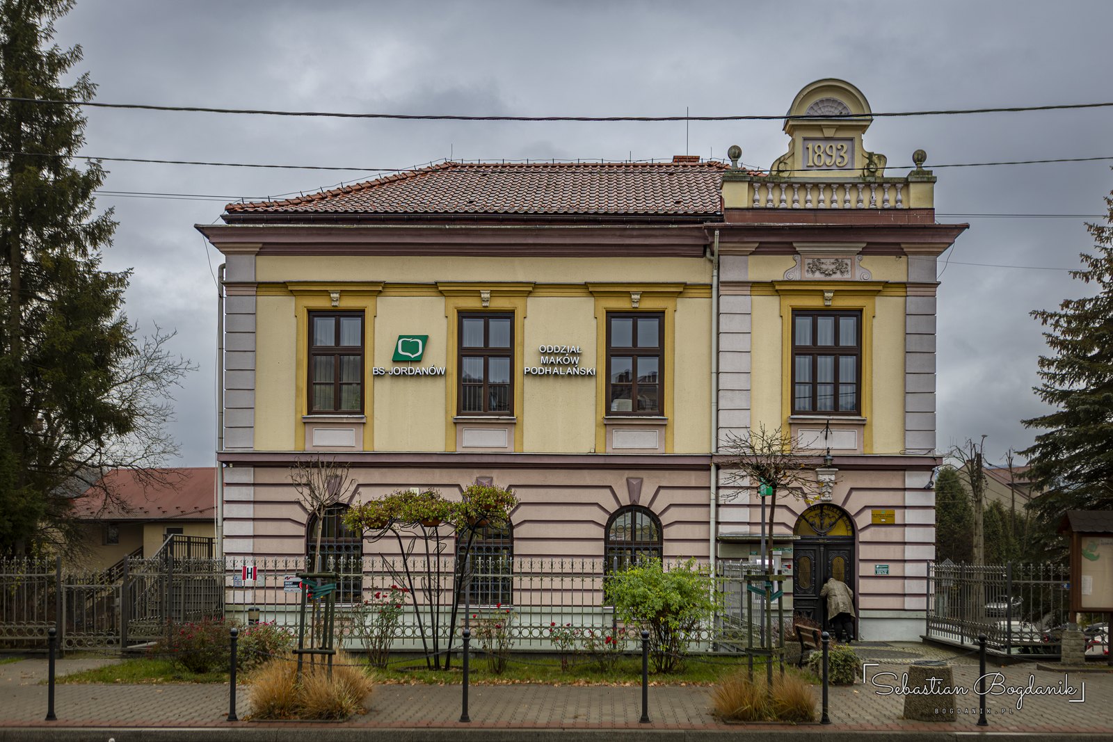 Budynek banku z 1893 roku. Data widnieje na szczycie fasady.