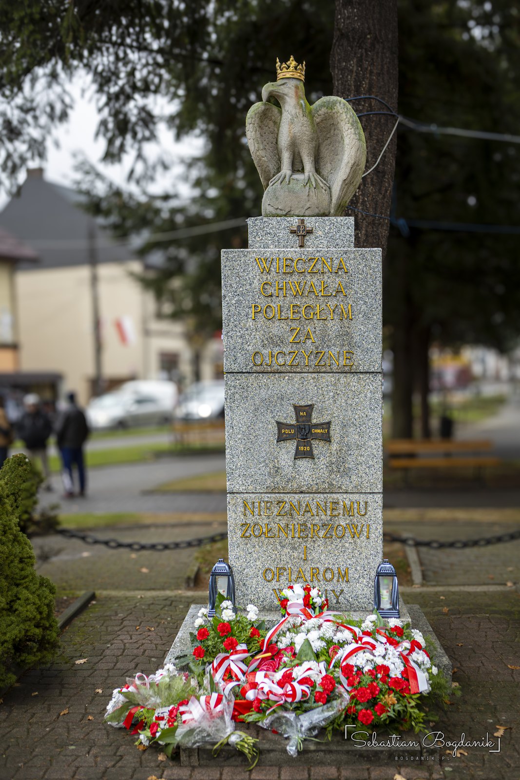 Pomnik „Wieczna chwała poległym za Ojczyznę. Nieznanemu Żołnierzowi i ofiarom”.