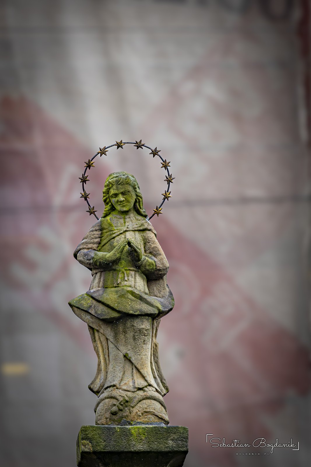 Figura Matki Bożej Niepokalanie Poczętej.