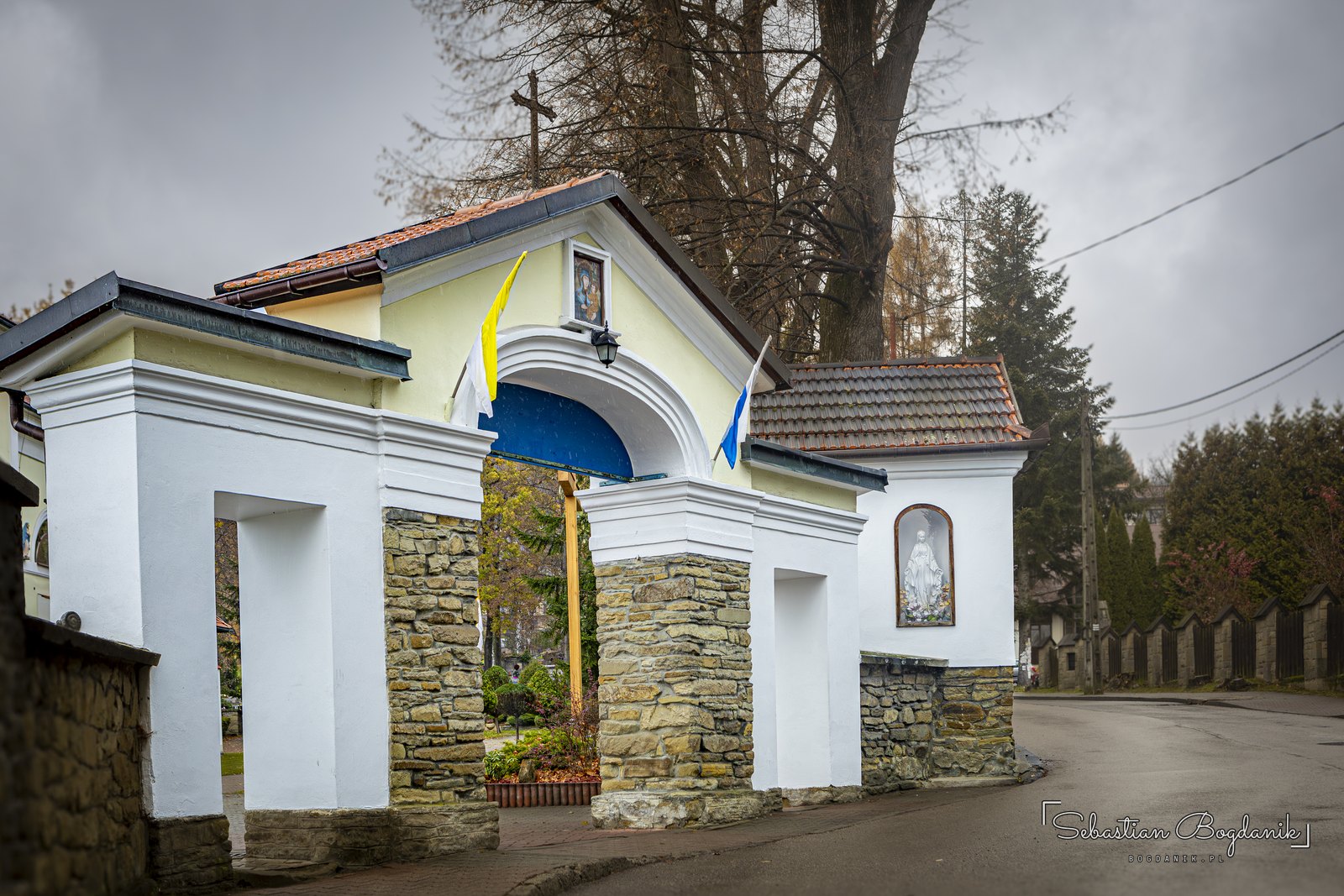Brama kościelna z lat 1826–1828.