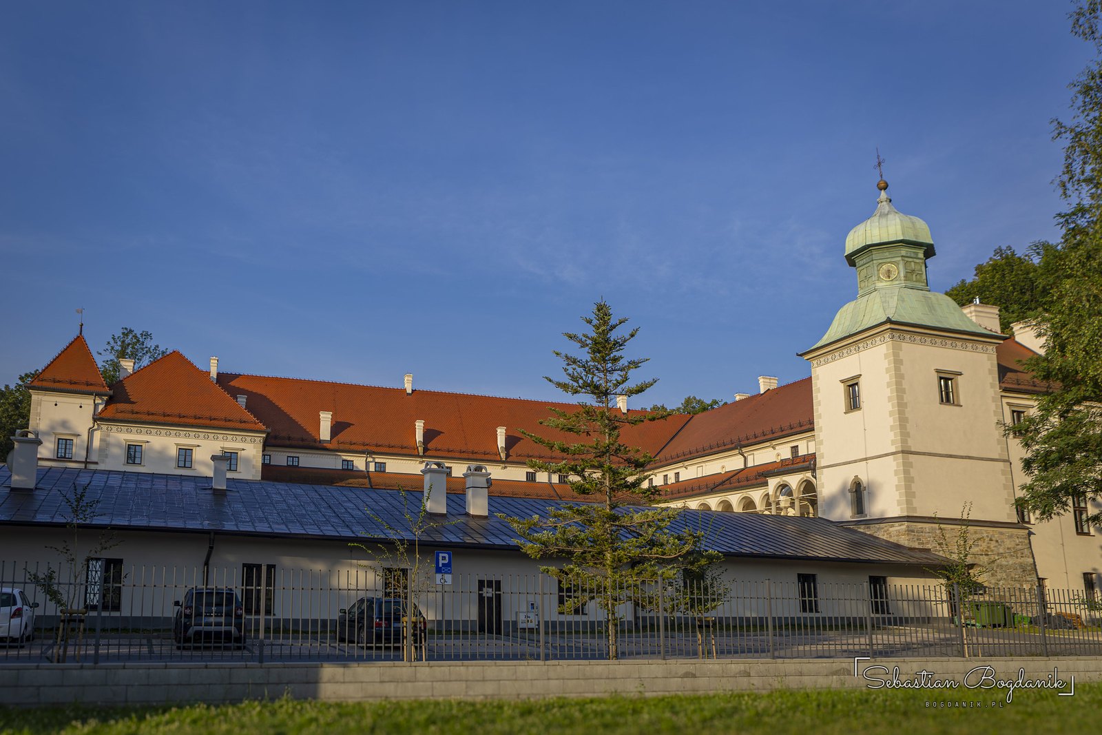 Zamek w Suchej Beskidzkiej, 20 lipca o 6:28. Pierwsze słońce na „Małym Wawelu”.
