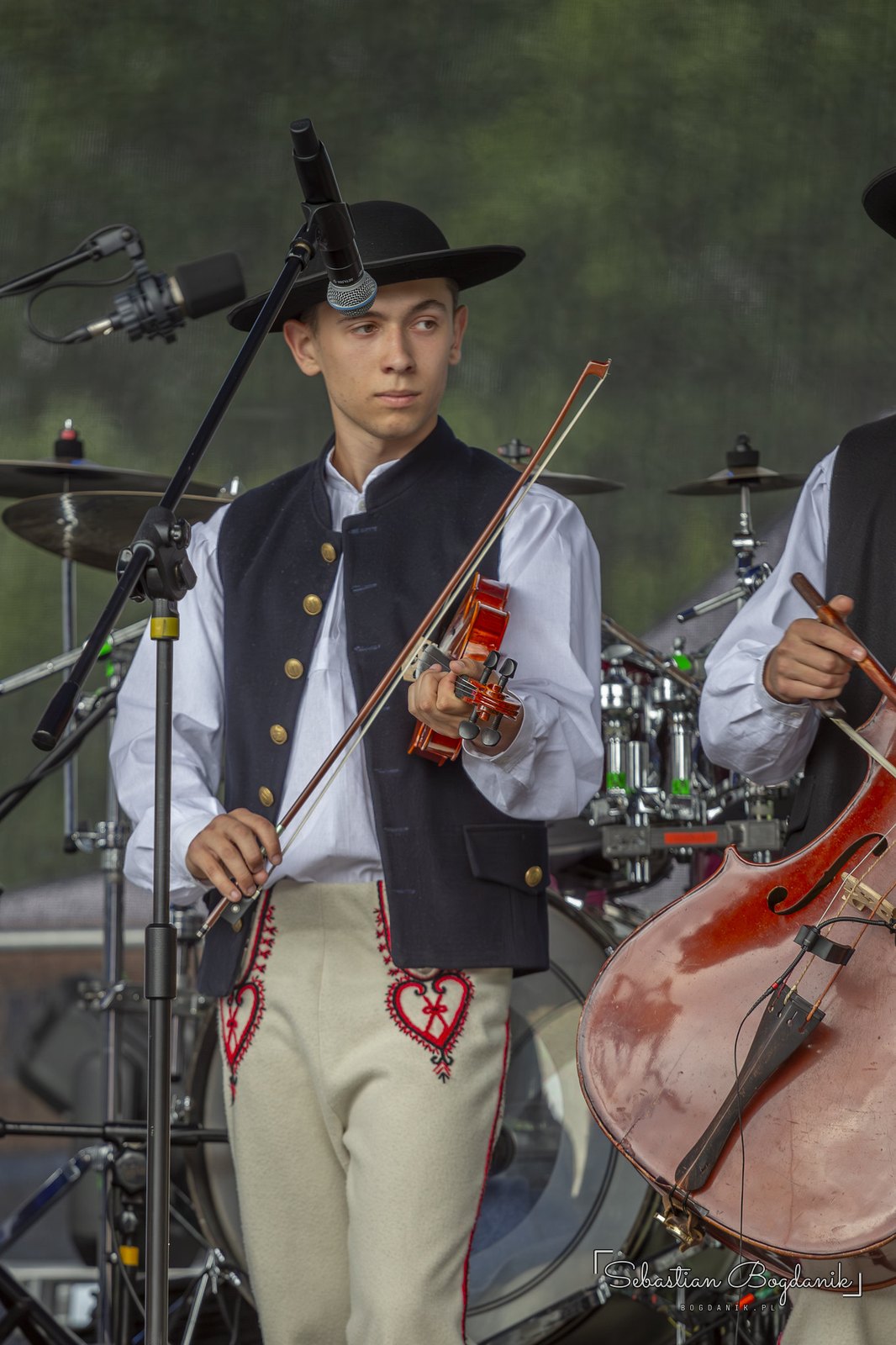 A young violinist in highland dress.