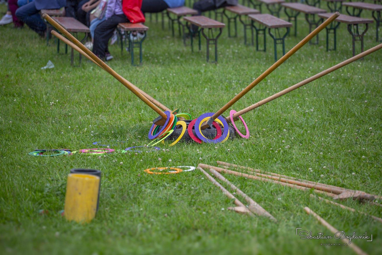 Rings and wooden poles: traditional lawn games.