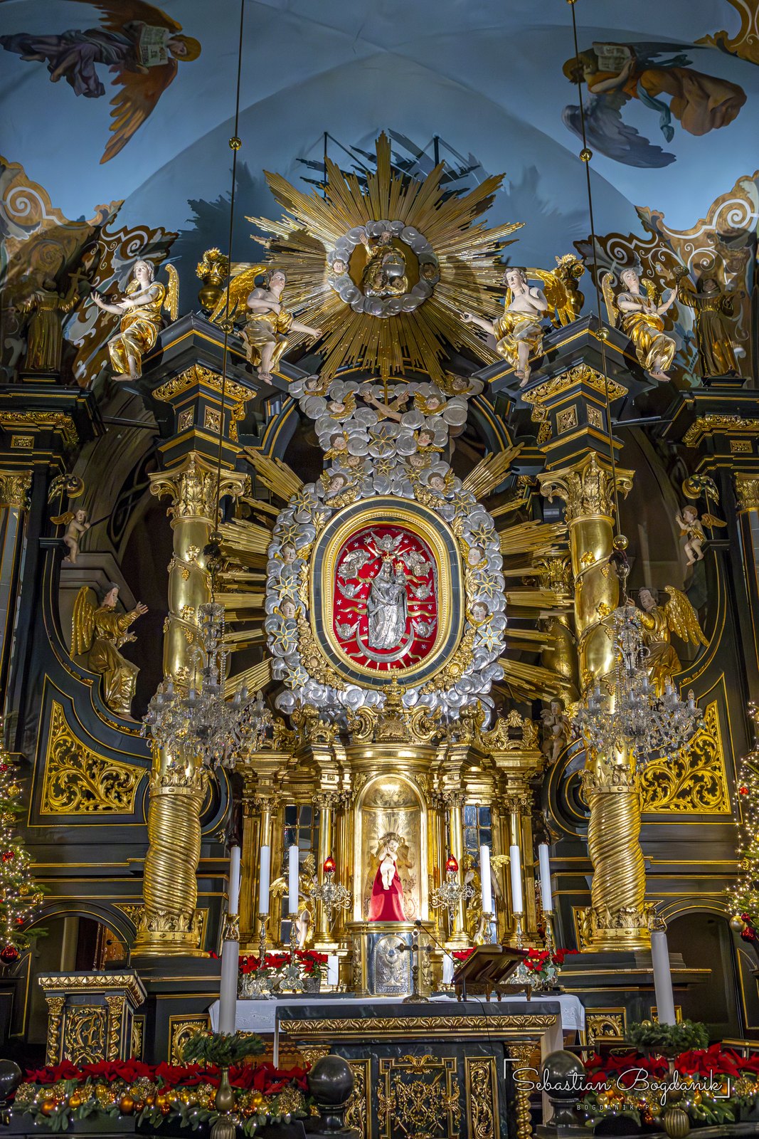 Ołtarz główny bazyliki.