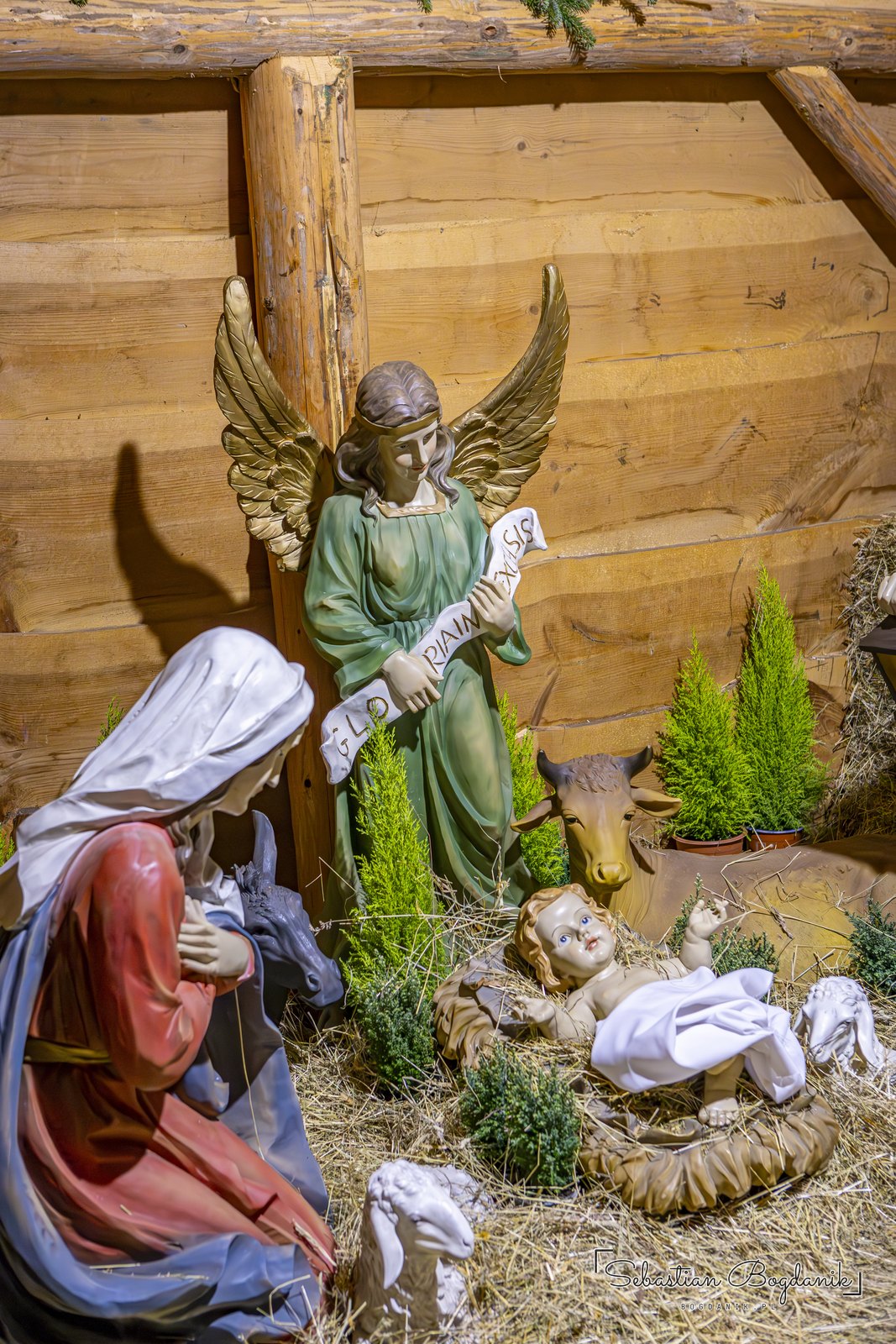 Maryja i anioł nad żłóbkiem.