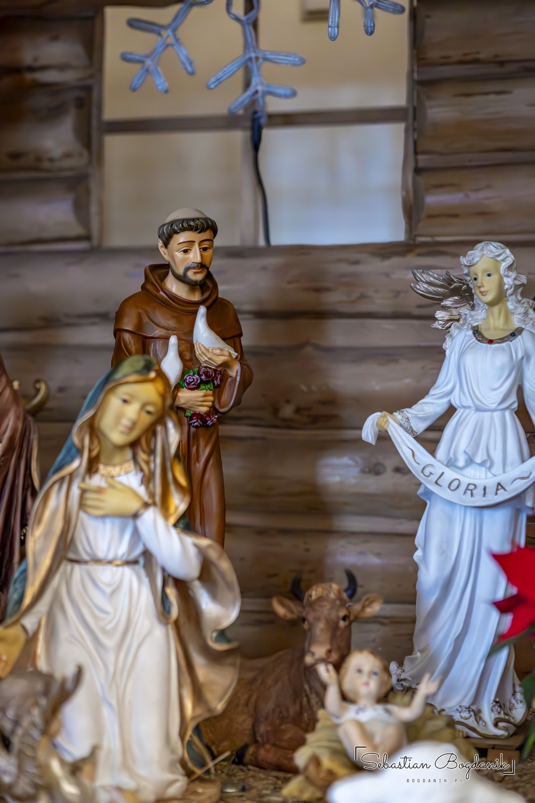 Święta Rodzina, św. Franciszek i anioł z napisem Gloria.