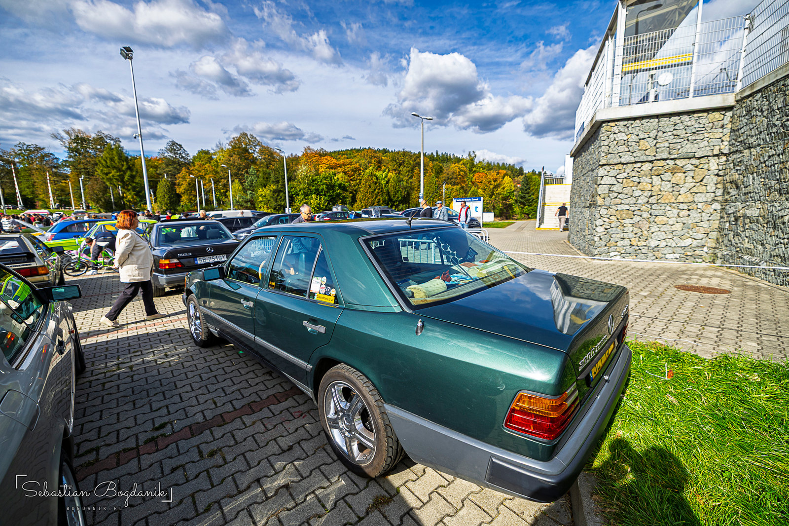 A W124 coupe and a cabin trimmed in wood (1/2)