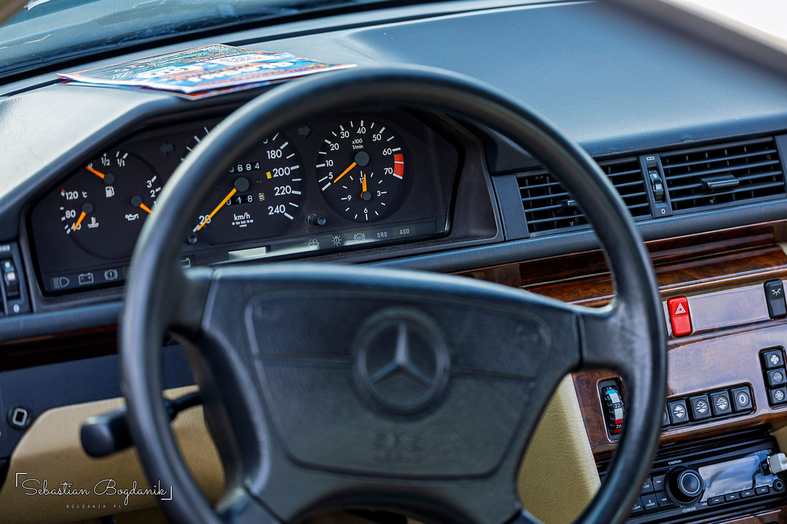 A W124 coupe and a cabin trimmed in wood (2/2)
