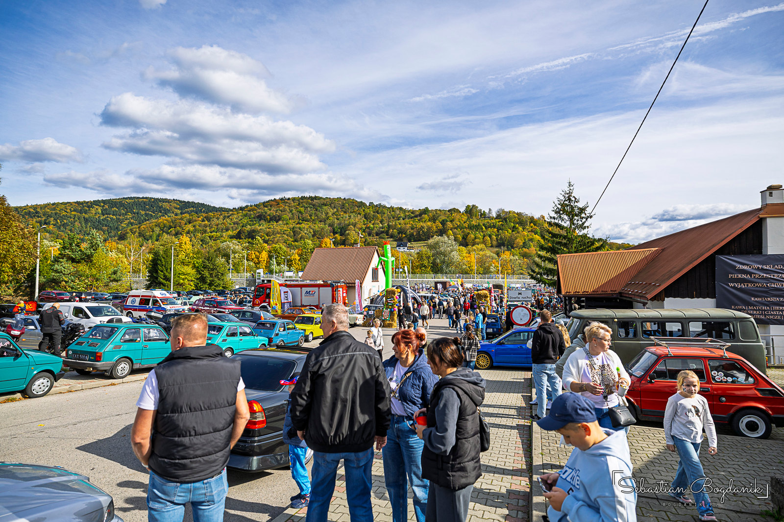 A square full of classics and people, with the autumn hills behind (1/2)