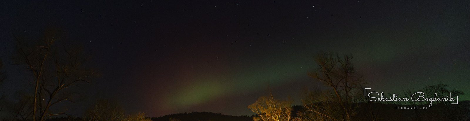 22:30. Nisko nad horyzontem pojawia się zielony łuk.