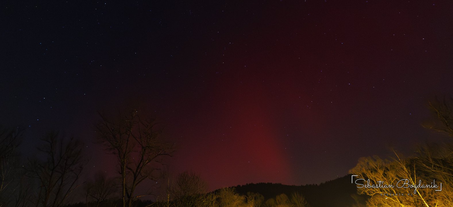 23:12. Ostatnie czerwone smugi przed wygaszeniem zorzy.